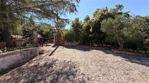 Villa Panoramica In Buone Condizioni Con Trullo Comunicante.